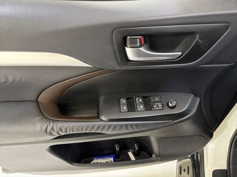 Used 2015 Toyota Highlander XLE image 16