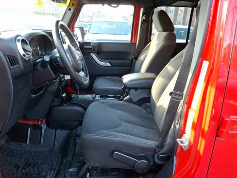 Used 2016 Jeep Wrangler Unlimited Sahara w/ Connectivity Group image 15