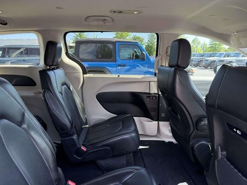 Used 2024 Chrysler Pacifica Touring-L FWD image 16