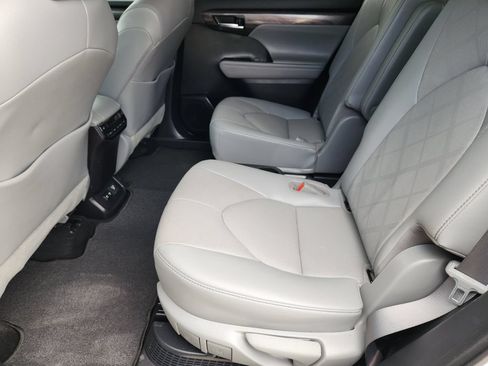 Used 2021 Toyota Highlander Platinum AWD/4WD image 32