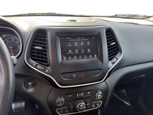 Used 2019 Jeep Cherokee Latitude Plus w/ Comfort/Convenience Group image 12