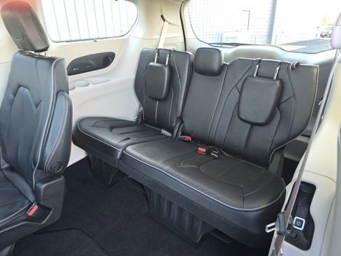 Used 2020 Chrysler Pacifica Limited image 24