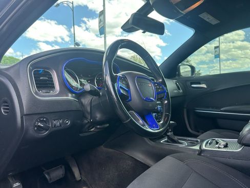 Used 2017 Dodge Charger SE RWD image 13