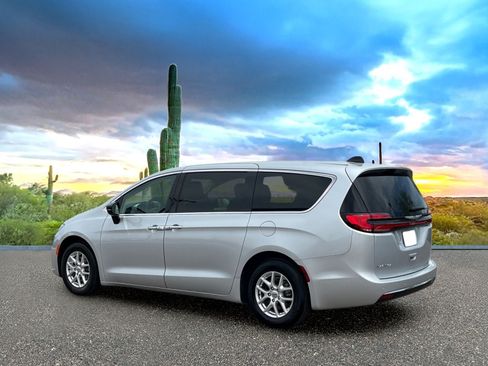 Used 2024 Chrysler Pacifica Touring-L FWD image 4