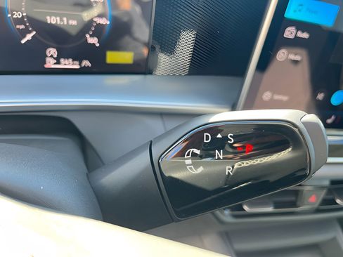 New 2025 Volkswagen Tiguan SE image 16