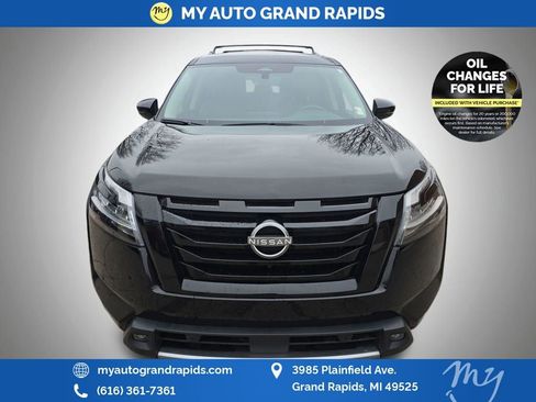 Used 2023 Nissan Pathfinder SL w/ Black Appearance Package AWD/4WD image 2