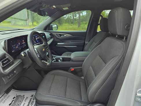 Used 2025 Chevrolet Traverse LT FWD image 13