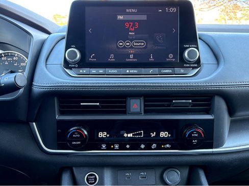 Used 2023 Nissan Rogue SV image 28