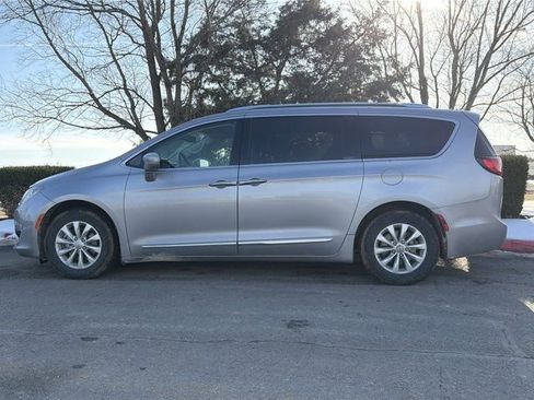 Used 2019 Chrysler Pacifica Touring-L image 9