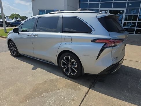 Used 2025 Toyota Sienna Platinum FWD image 12