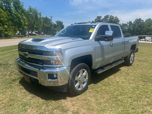 Used 2019 Chevrolet Silverado 2500 LTZ w/ Duramax Plus Package AWD/4WD image 2