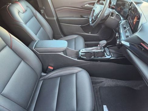 Used 2025 Chevrolet Trax RS w/ Sunroof Package FWD image 19