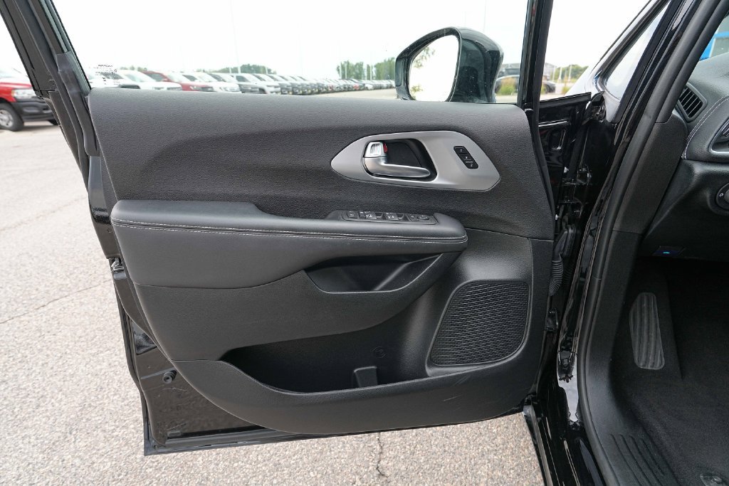 Used 2025 Chrysler Pacifica Limited FWD image 26