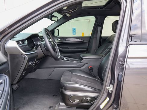 Used 2024 Jeep Grand Cherokee Altitude AWD/4WD image 12