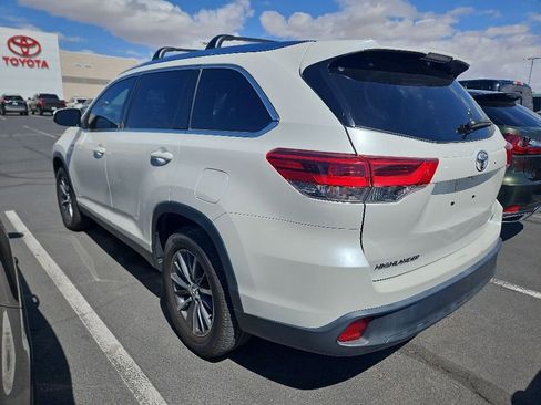 Used 2019 Toyota Highlander XLE FWD image 2