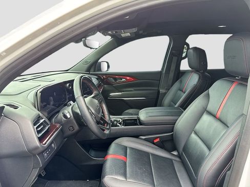 Used 2024 Chevrolet Traverse RS FWD image 11