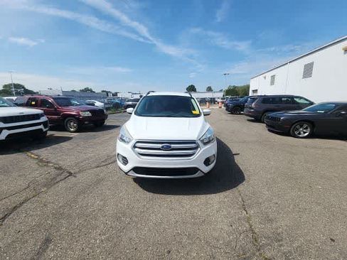Used 2018 Ford Escape SE w/ SE Sync 3 Package AWD/4WD image 4