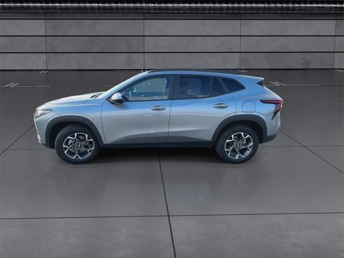 Used 2024 Chevrolet Trax LT w/ Driver Confidence Package image 5