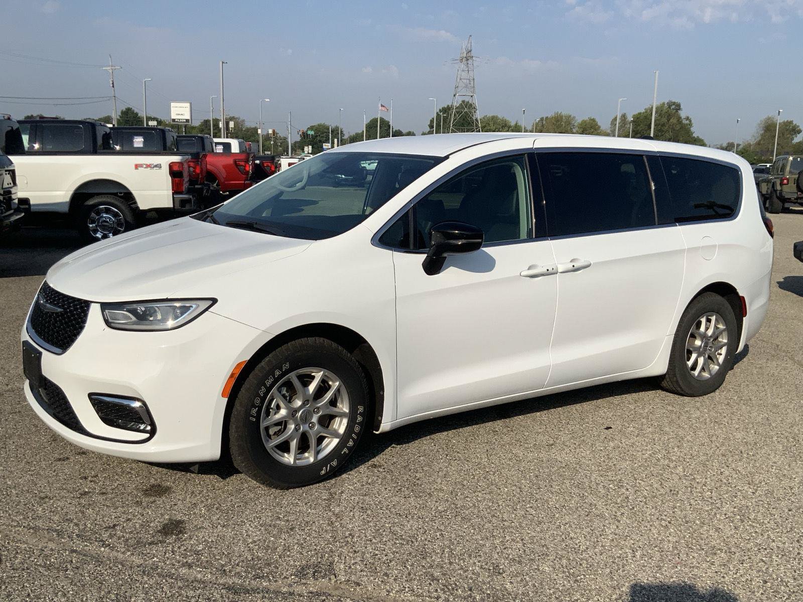 Used 2024 Chrysler Pacifica Touring-L FWD image 4