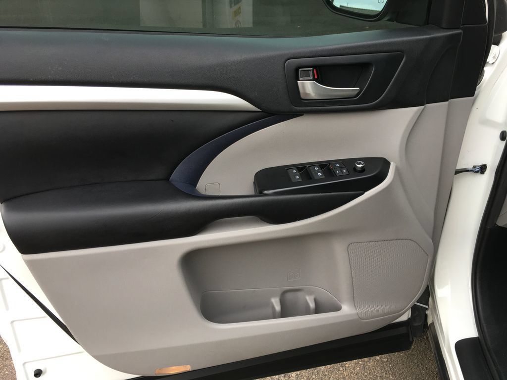 Used 2019 Toyota Highlander XLE AWD/4WD image 21