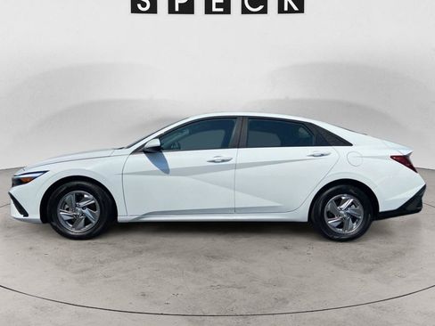 Certified 2025 Hyundai Elantra SE FWD image 2