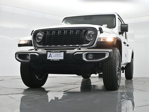 New 2025 Jeep Gladiator Sport image 38