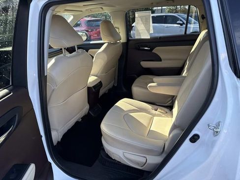 Used 2022 Toyota Highlander XLE image 17