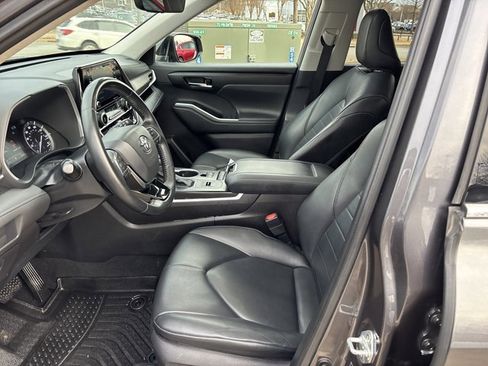 Used 2021 Toyota Highlander XLE image 16