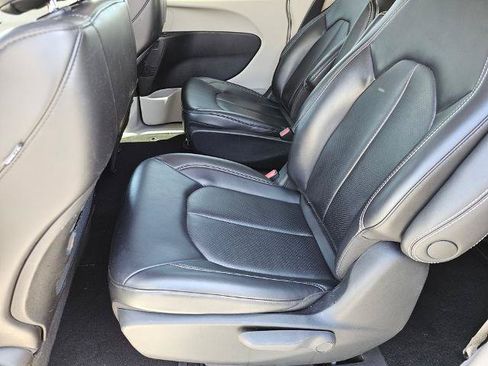 Used 2023 Chrysler Pacifica Touring-L FWD image 14