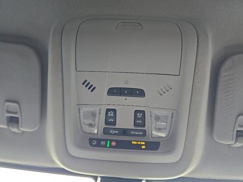 Used 2018 GMC Acadia SLT image 24