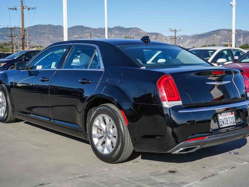 Used 2021 Chrysler 300 Touring image 7