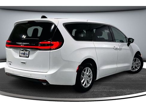 Used 2024 Chrysler Pacifica Touring-L image 15