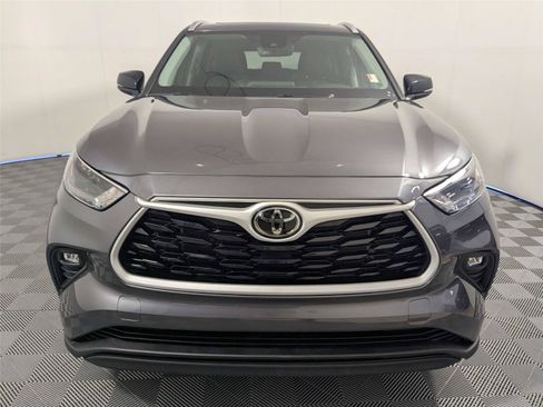 Certified 2025 Toyota Highlander XLE FWD image 3