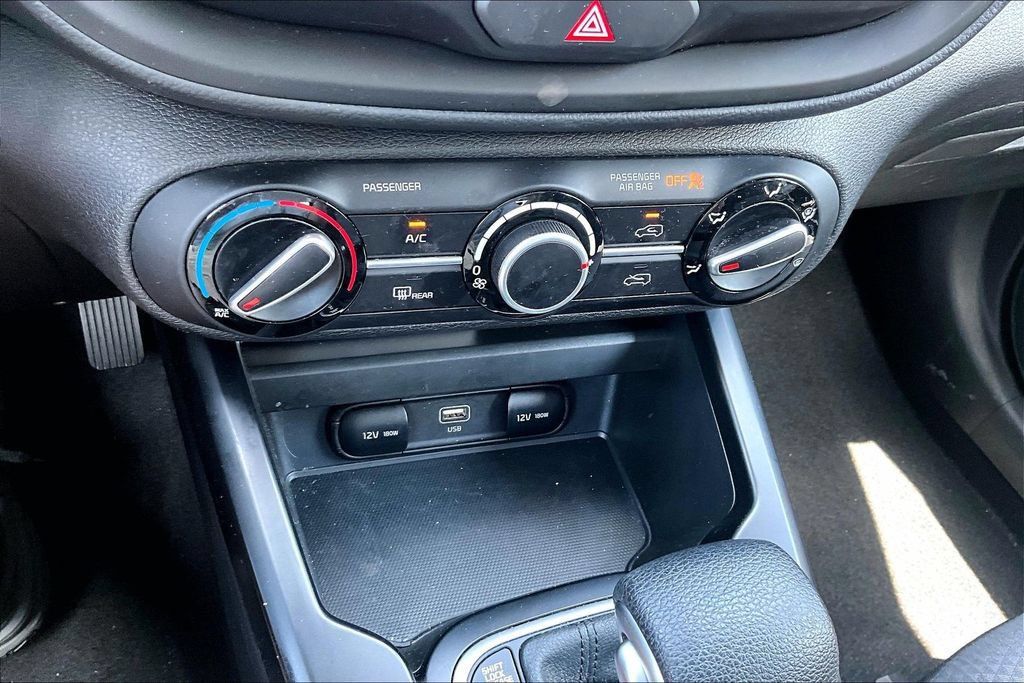 Used 2025 Kia Soul LX w/ LX Technology Package FWD image 15