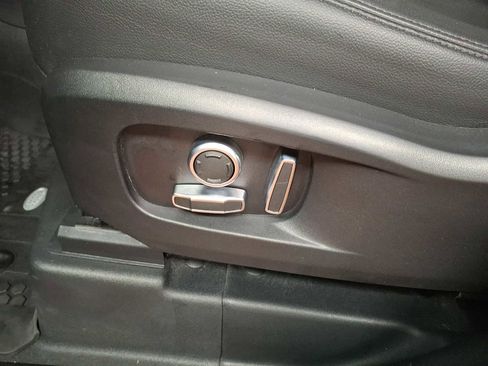 Used 2023 Land Rover Defender 130 SE image 13