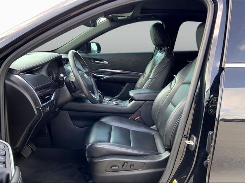 Used 2023 Cadillac XT4 Luxury w/ Cold Weather Package FWD image 8