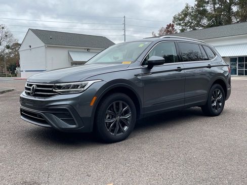 Used 2022 Volkswagen Tiguan SE w/ Panoramic Sunroof Package image 8