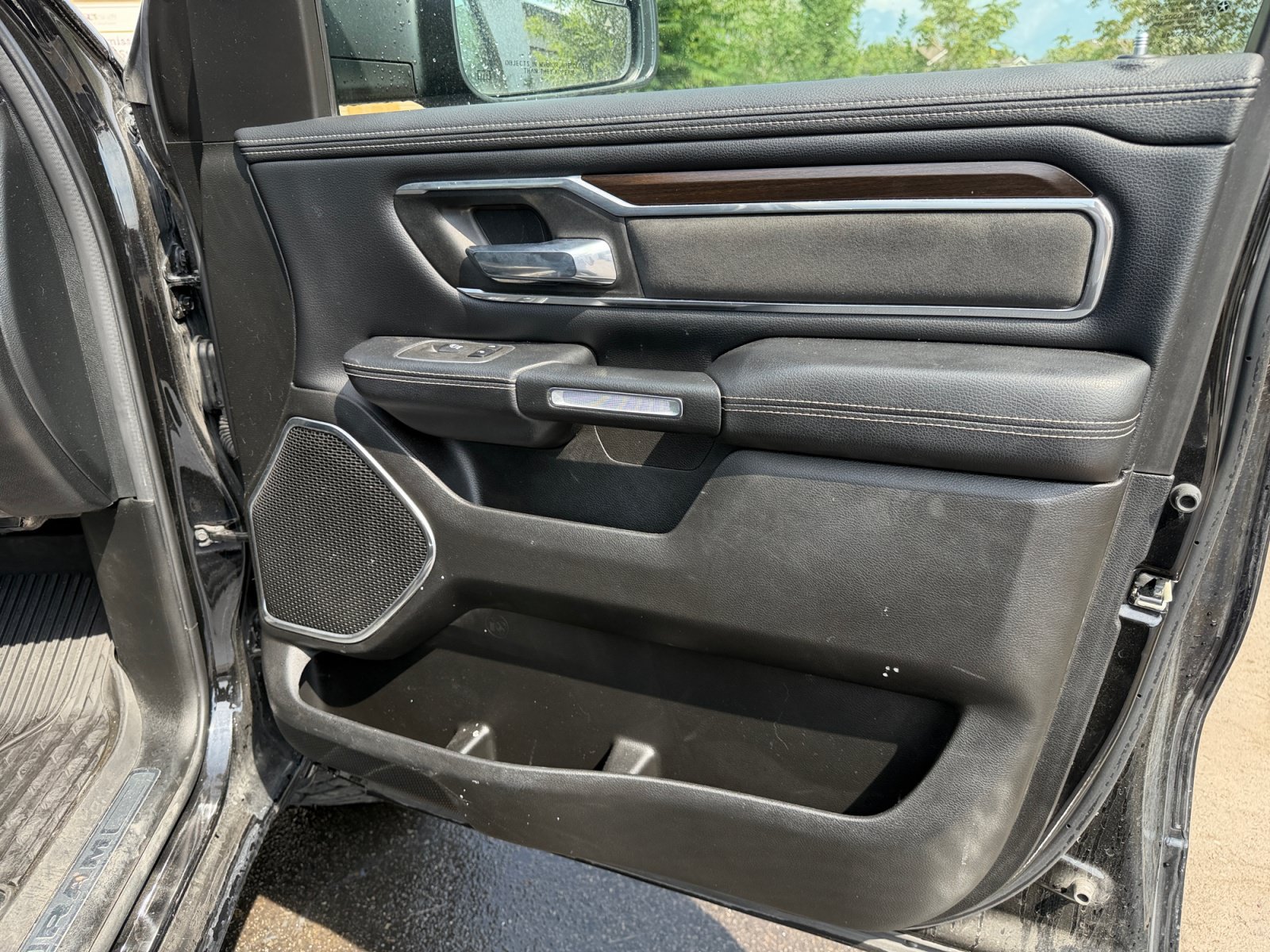 Used 2022 RAM 1500 Laramie AWD/4WD image 17