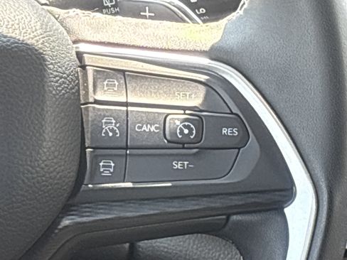 Used 2025 Jeep Grand Cherokee Altitude AWD/4WD image 23