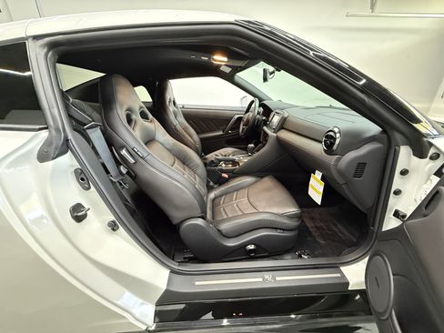Used 2020 Nissan GT-R Premium AWD/4WD image 25