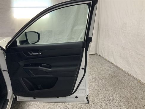 Used 2023 Nissan Pathfinder SL AWD/4WD image 19