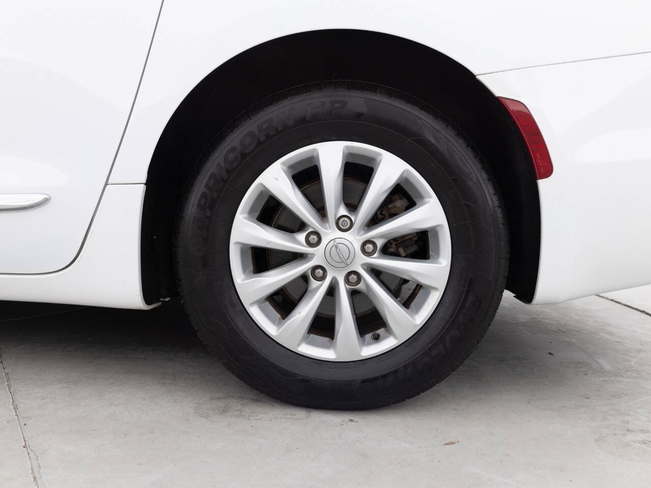 Used 2017 Chrysler Pacifica Touring-L FWD image 20