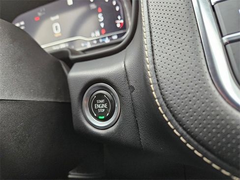 Used 2023 GMC Yukon XL SLT image 24