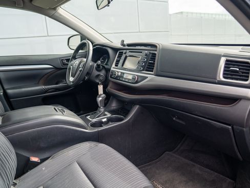 Used 2014 Toyota Highlander Plus FWD image 26