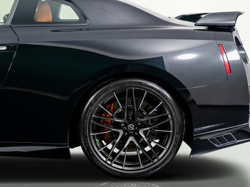 Used 2021 Nissan GT-R Premium image 19