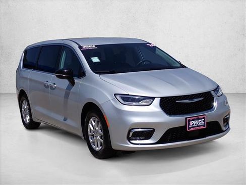 Used 2024 Chrysler Pacifica Touring-L FWD image 6
