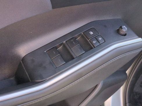 Used 2023 Toyota Highlander LE AWD/4WD image 15
