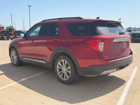 Used 2021 Ford Explorer XLT w/ Equipment Group 202A AWD/4WD image 5