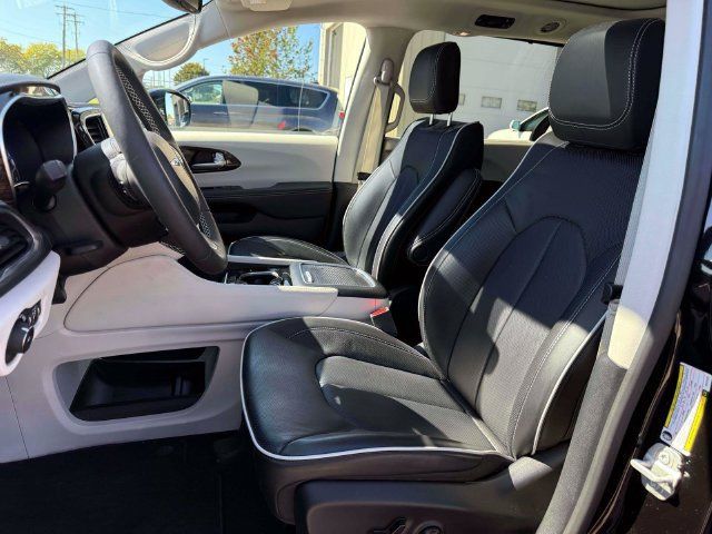 Certified 2024 Chrysler Pacifica Limited FWD image 17