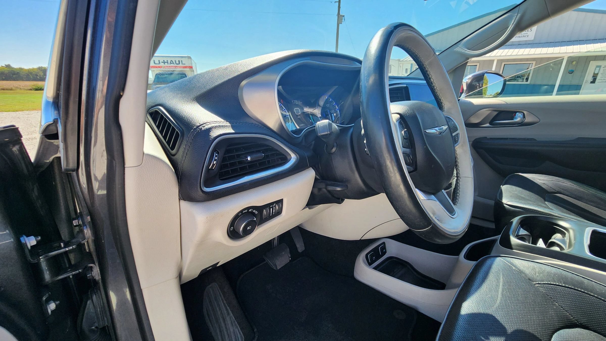 Used 2017 Chrysler Pacifica Limited FWD image 15
